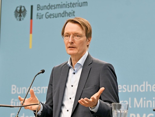 Bundesgesundheitsminister Karl Lauterb...Reform die Kliniklandschaft verndern.  | Foto: Felix Mschen (dpa)