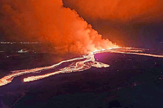 Der Ausbruch von Lava aus einem Vulkan...Hagafell und Stri-Skgfell in Island.  | Foto: Uncredited (dpa)