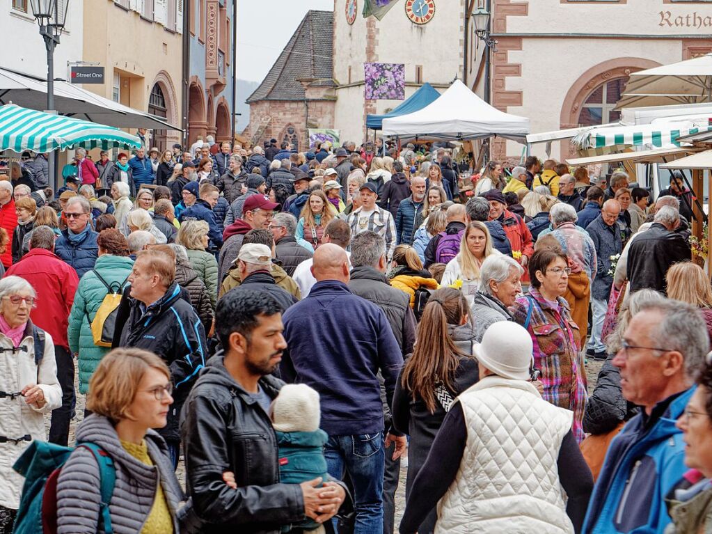 Dichtes Gedrnge in der Innenstadt zum Start des verkaufsoffenen Sonntags.