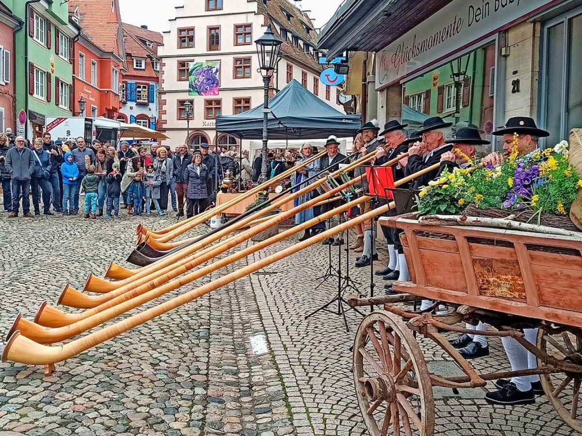 Die Symbadischen Alphornblser und ihre Ammertaler Kolleginnen und Kollegen spielten am spten Sonntagvormittag auf dem Marktplatz.