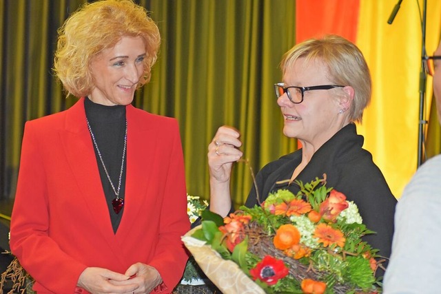 Daniela Meier (links) nimmt den Dank von Henriette Benner-Boll entgegen.  | Foto: Thomas Loisl Mink