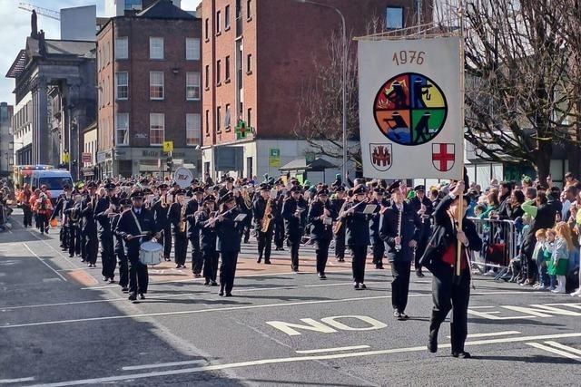 Der Musikzug der Freiburger Feuerwehr ist auf dem St. Patrick's-Umzug in Limerick mitgelaufen