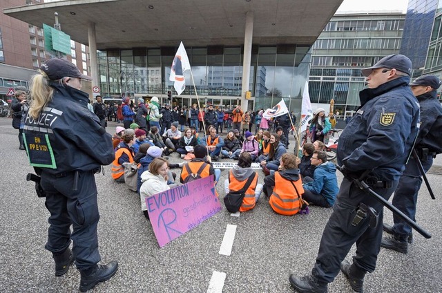 Verkehrsblockade am Samstag am Freiburger Hauptbahnhof  | Foto: Rita Eggstein