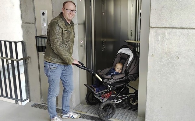Frank Intlekofer und sein Sohn Valenti...liotheksbesuch den Aufzug am Kornhaus.  | Foto: Vlk, Melanie