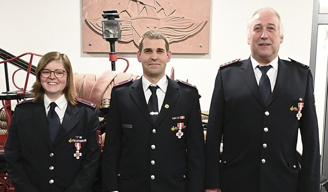 Lisa Gollent, Jens Koschella und Heinz...ehrdienst das  Feuerwehr-Ehrenzeichen.  | Foto: Markus Zimmermann