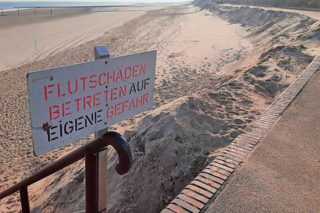 Ein Schild  weist am Strand von Wangerooge auf fehlenden Sand  hin.  | Foto: - (dpa)