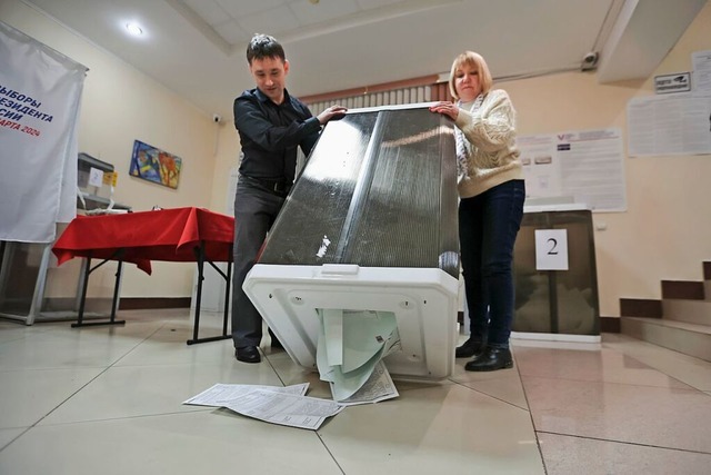Mitglieder der Wahlkommission bereiten...l nach den Prsidentschaftswahlen vor.  | Foto: - (dpa)