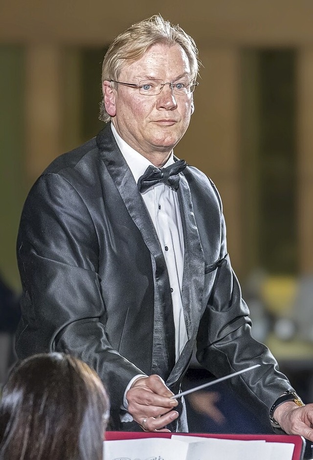 Edgar Kaiser  am Dirigentenpult. Er is...den verdienten Maulburger Dirigenten.   | Foto: Paul Eischet