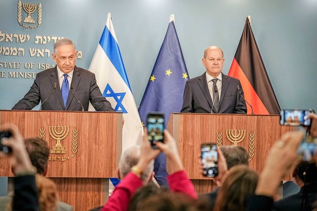 Ernste Mienen: Israels Ministerprside...er Olaf Scholz am Sonntag in Jerusalem  | Foto: Kay Nietfeld (dpa)
