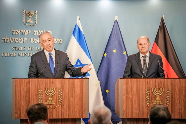 Bundeskanzler Olaf Scholz (SPD) und Be...von Israel, geben ein Pressestatement.  | Foto: Kay Nietfeld (dpa)