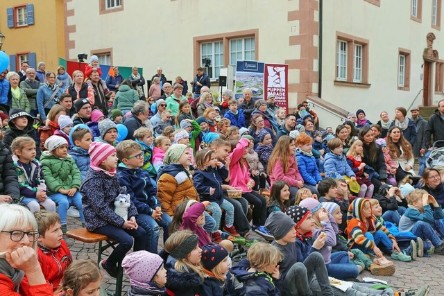 Aufmerksam verfolgt das junge Publikum die Puppenparade Ortenau.  | Foto: Sandra Decoux