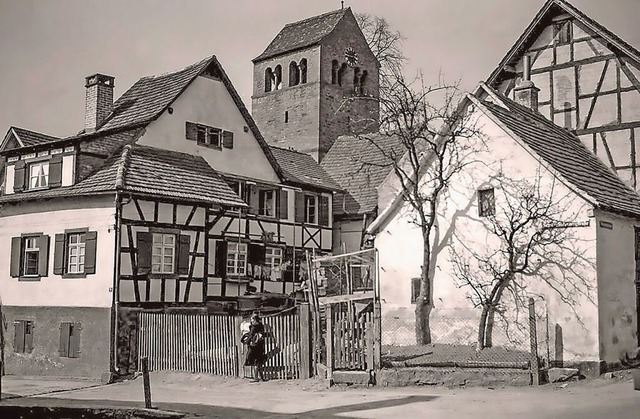Ein Blick auf Burgheim im Jahr 1950, im Hintergrund die Burgheimer Kirche  | Foto: Walter Caroli