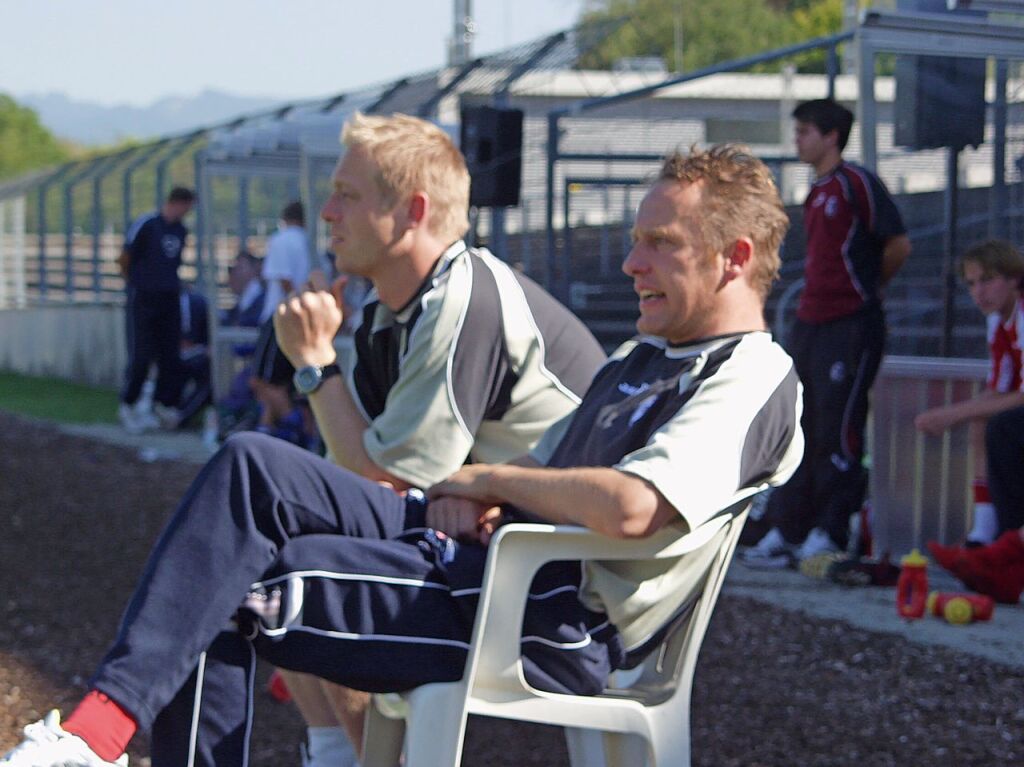 September 2003: Christian Streich im Mslestadion, damals noch ohne professionele Trainerbank, sondern nur mit Plastikstuhl. Trainer der A-Junioren ist Streich damals, sein Co-Trainer neben ihm: SC-Sportdirektor Klemens Hartenbach.