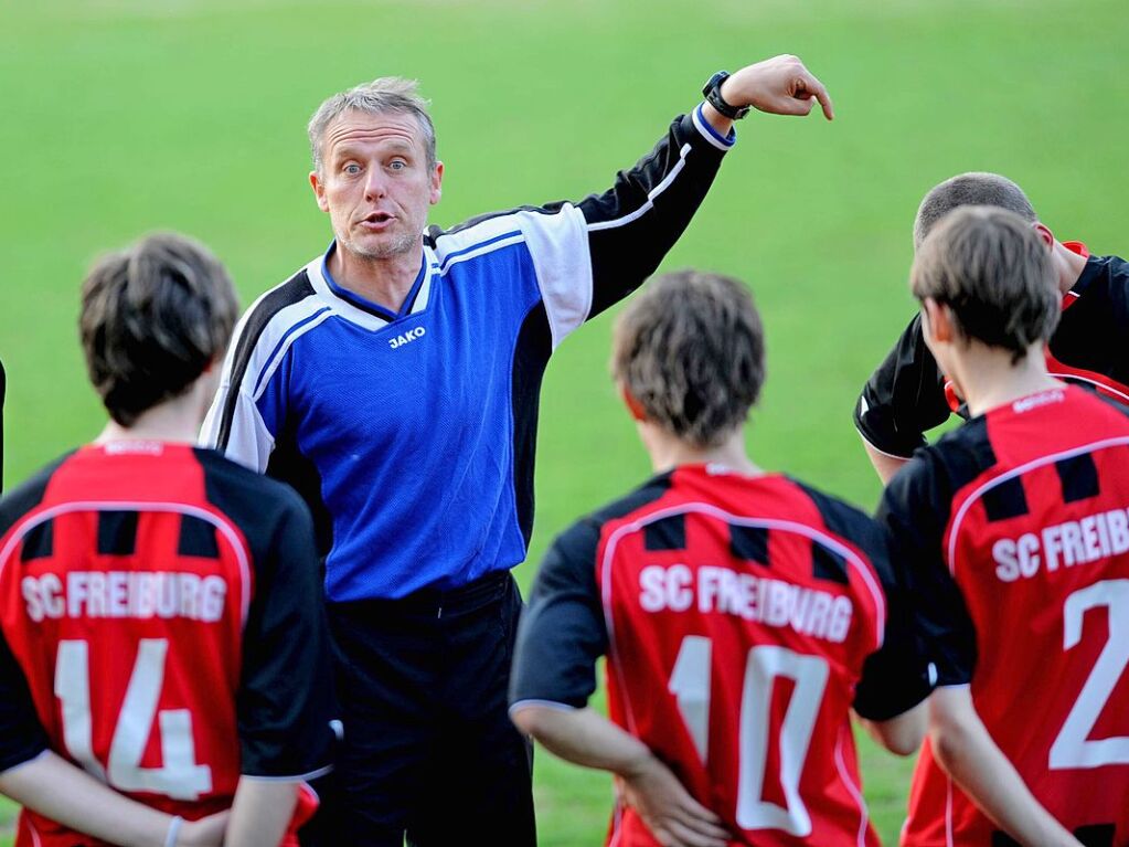 April 2009: Christian Streich in seinem Element. Im sdbadischen A-Juniorenpokal gewinnen die Freiburger mit 7:0 gegen den SV Kuppenheim, Trainer Streich erklrt seinen Schtzlingen, wie sie es angehen sollen.