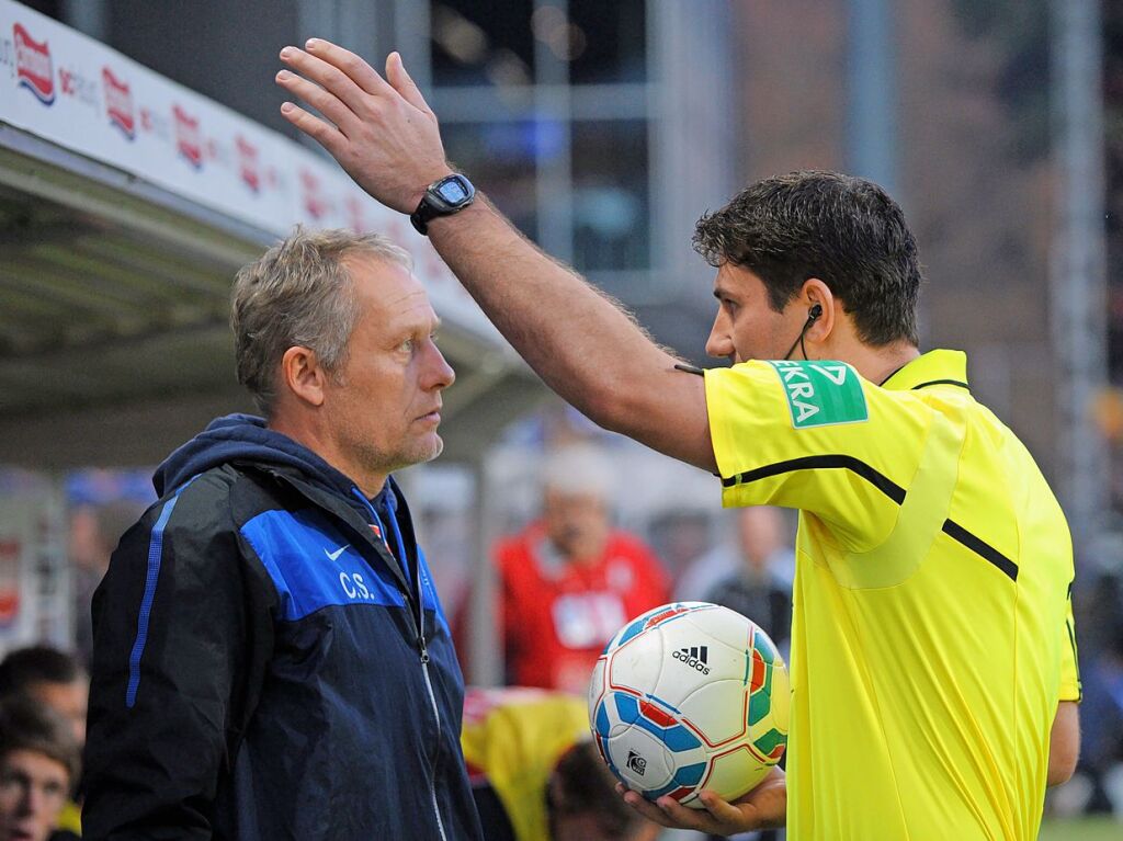 November 2011: Gegen Hertha BSC Berlin wird Co-Trainer Christian Streich von Schiedsrichter Markus Wingenbach auf die Tribne geschickt.