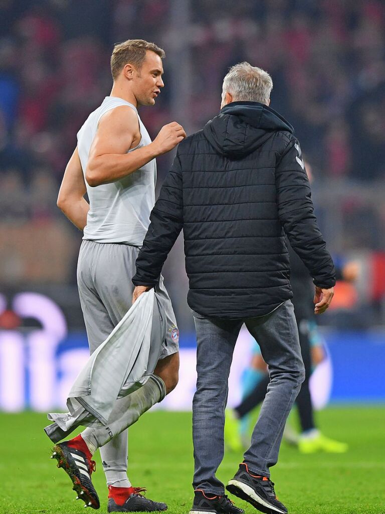 November 2018: Auch ein Trainer darf mal nach dem Trikot von Bayern-Keeper Manuel Neuer fragen.