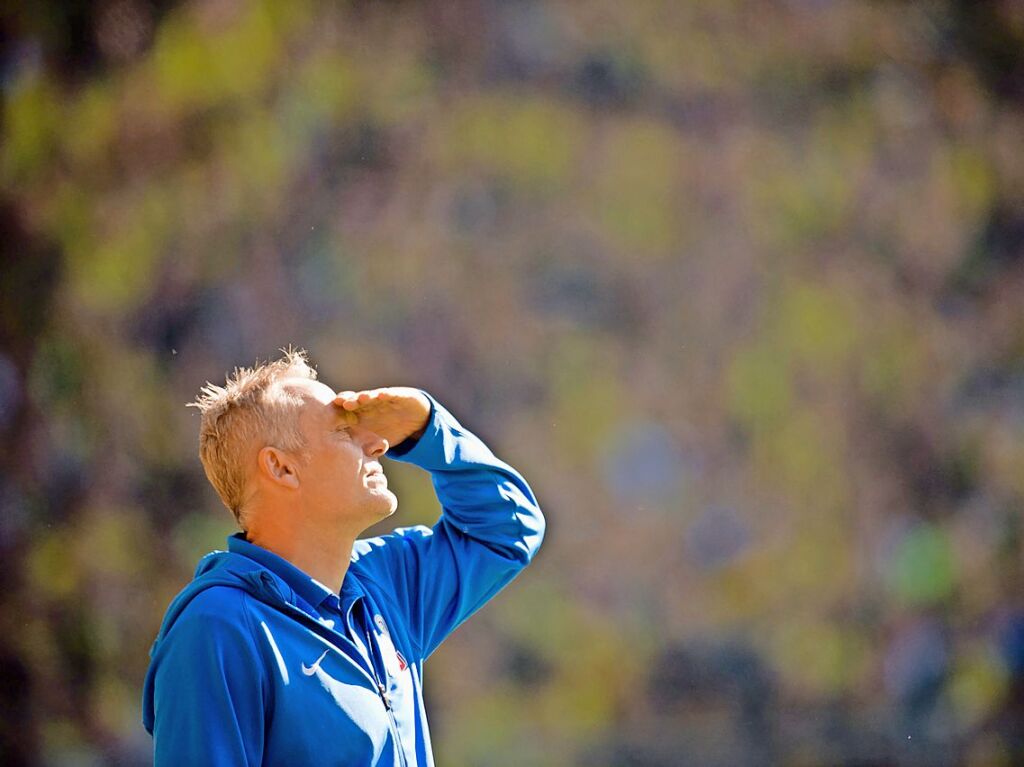 September 2013: Den Blick gen Himmel gerichtet haben die Freiburger in der zweiten vollen Saison unter Cheftrainer Streich. Nachdem der Abstieg verhindert wurde, erreichen die Freiburger die Europa League. Letztlich scheidet der Sportclub bereits in der Vorrunde aus und muss vielmehr den Rest der Saison mit Abstiegssorgen kmpfen.