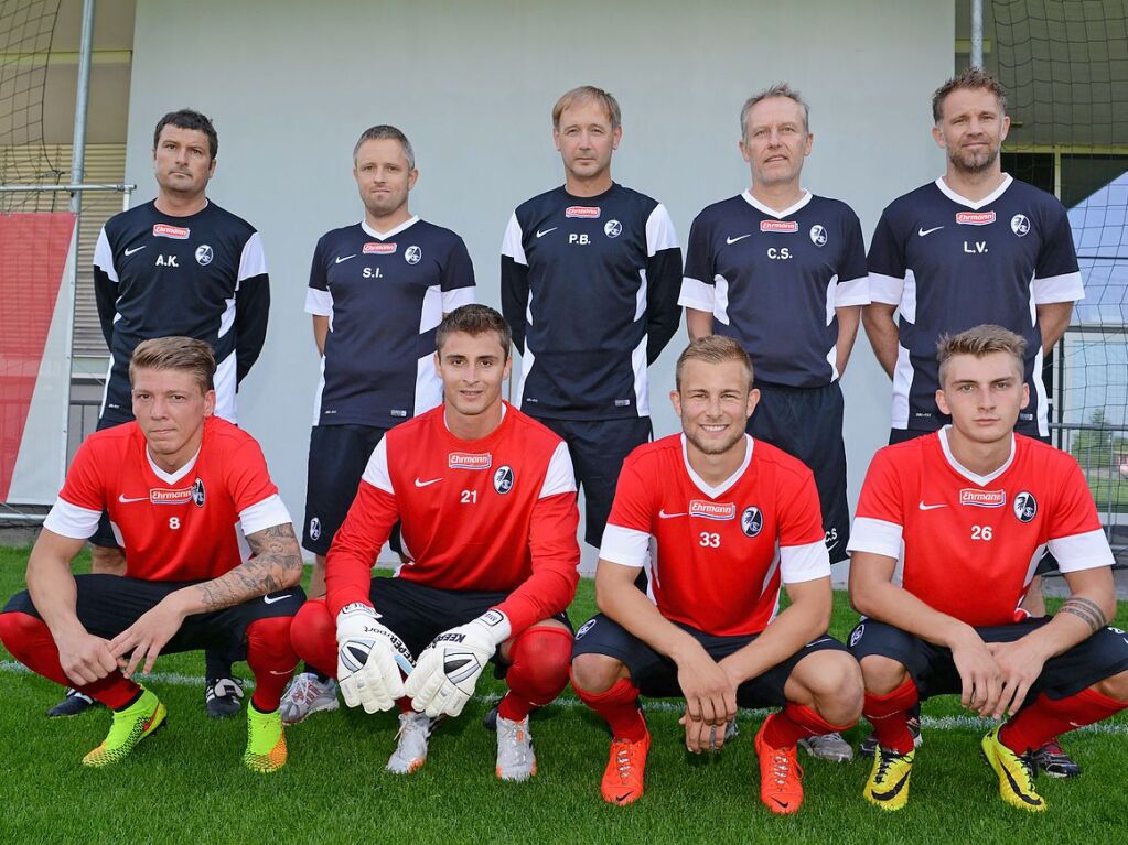 Juni 2014: Die Neuzugnge Mike Frantz, Sebastian Mielitz, Caleb Stanko und Maximilian Philipp (l-r, vordere Reihe) und der Trainerstab mit Torwarttrainer Andreas Kronenberg, Konditions-Trainer Simon Ickert, Co-Trainer Patrick Baier, Trainer Christian Streich und Co-Trainer Lars Voler (l-r, hintere Reihe) posieren am 25.06.2014 beim Trainingsauftakt des Fuball-Bundesligisten SC Freiburg in Freiburg.