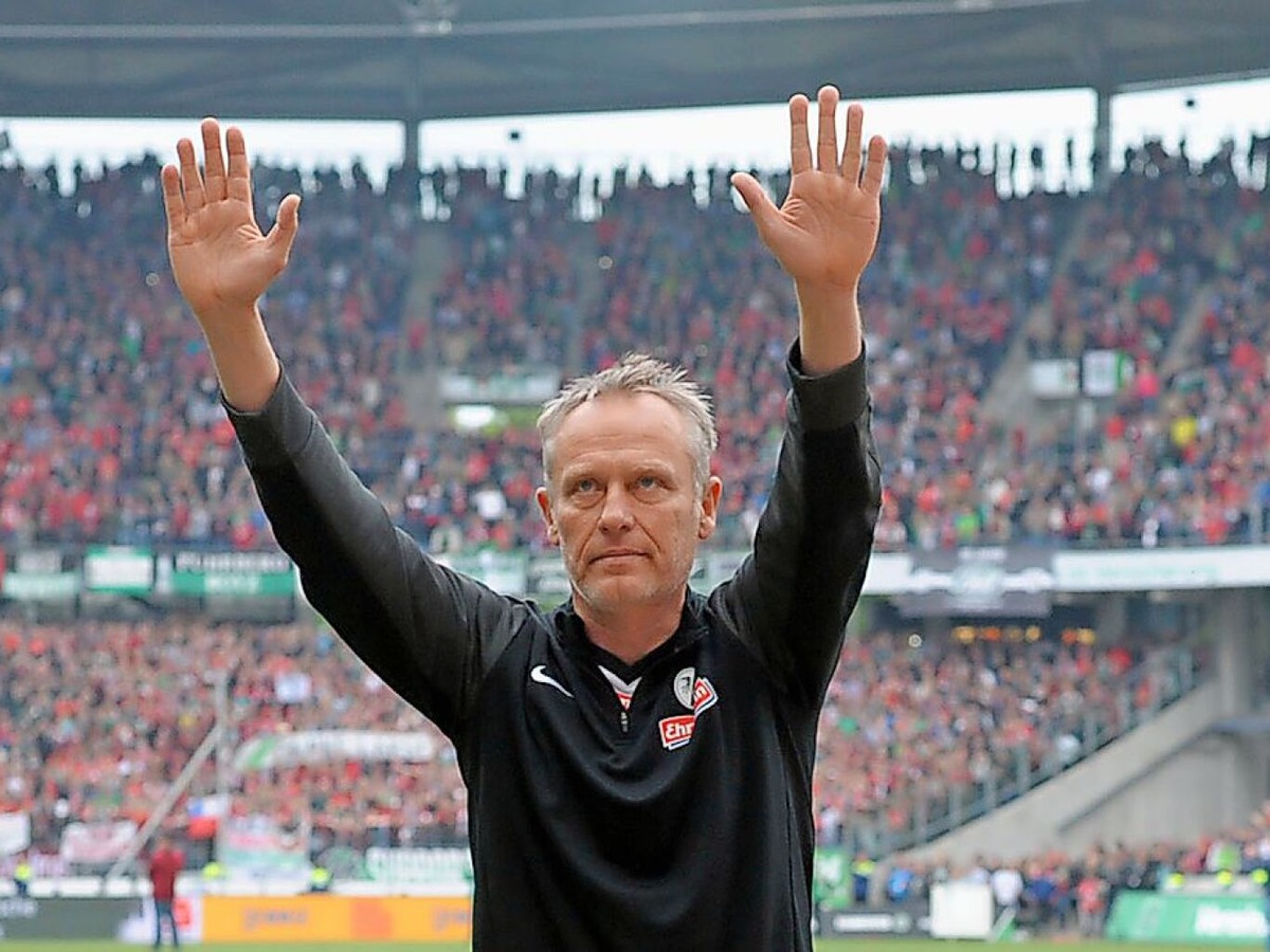 Mai 2015: Und dennoch kommt es dramatisch: Die Freiburger steigen auch wegen eines Eigentors von Pavel Krmas am letzten Spieltag nach einer 1:2-Niederlage ab. Nach dem Spiel tritt Christian Streich vor die Freiburger Kurve.