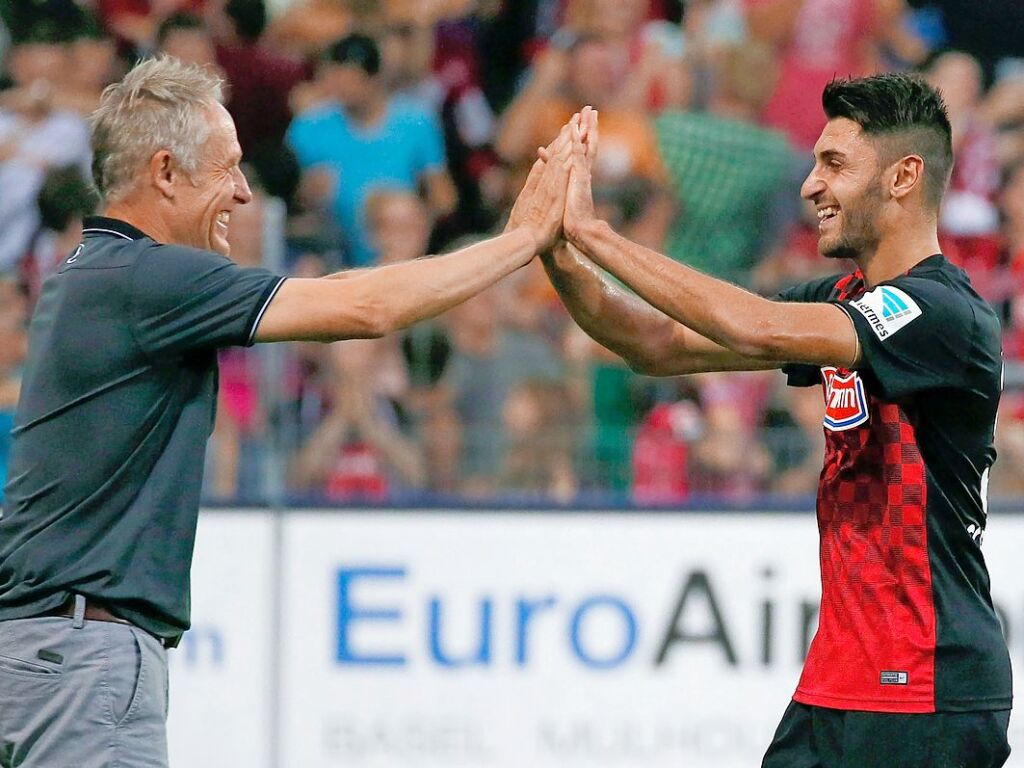 August 2015: Entsprechend viel Freude kam in Freiburg auf: Beim Trainer, den Spielern und auch bei den Fans, wie hier beim Kantersieg gegen Sandhausen, bei dem Vincenzo Grifo doppelt traf.
