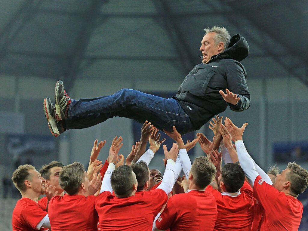 April 2016: Die Freude ist gro beim Sportclub, der direkte Wiederaufstieg ist vollbracht. Die Spieler werfen ihren Trainer vor Freude in die Luft, nachdem man beim SC Paderborn gewonnne hat.