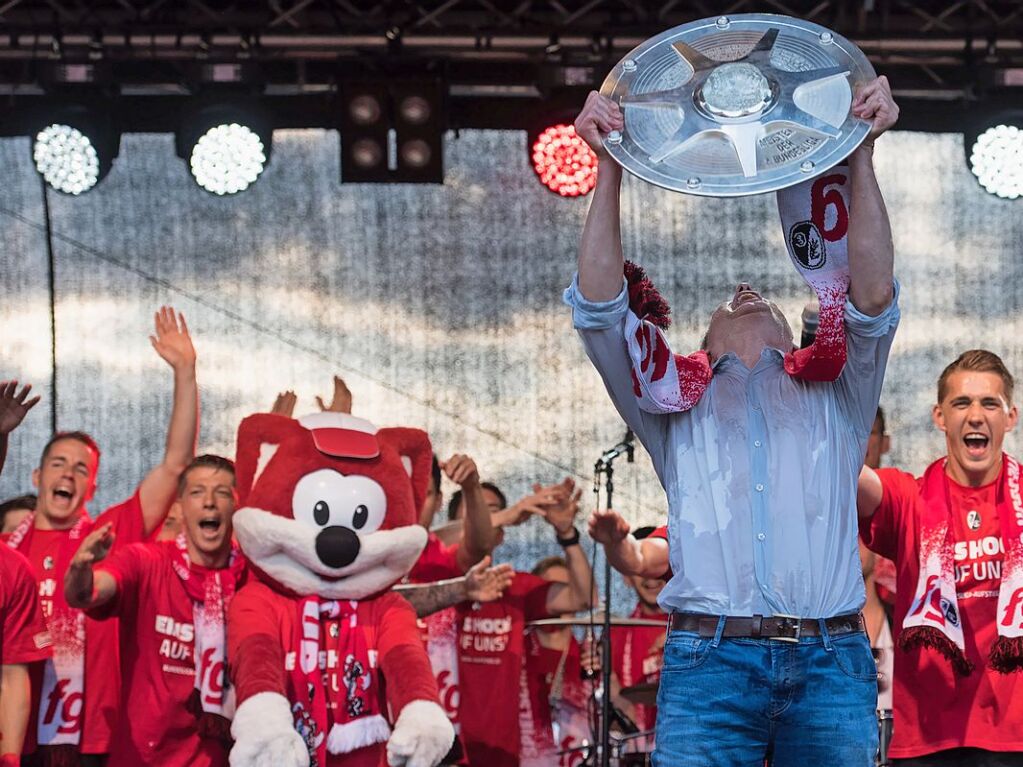 Mai 2016: Und noch eine Woche spter steht gegen den 1. FC Heidenheim fest: Der Sportclub steigt nicht nur direkt wieder auf, er darf sich auch ber den Gewinn der Zweitligameisterschaft freuen.