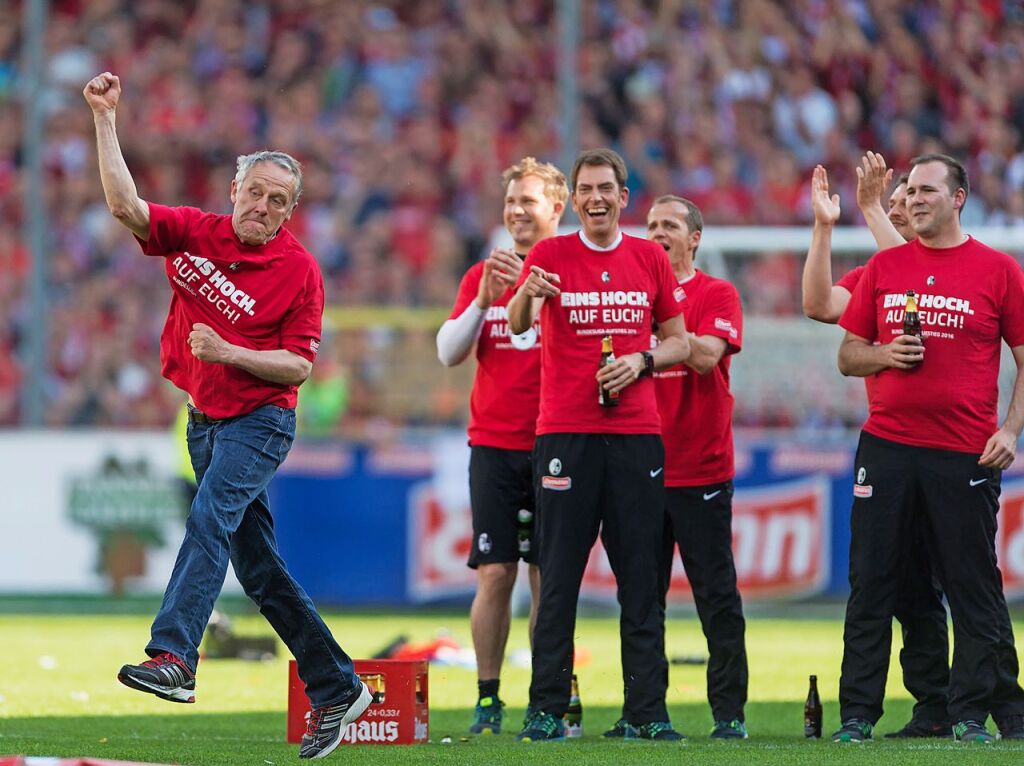 Mai 2016: Und noch eine Woche spter steht gegen den 1. FC Heidenheim fest: Der Sportclub steigt nicht nur direkt wieder auf, er darf sich auch ber den Gewinn der Zweitligameisterschaft freuen.