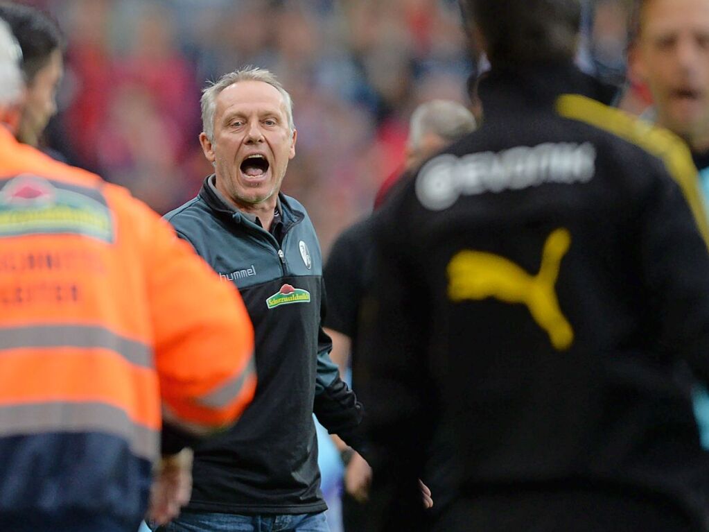 September 2017: Christian Streich rgert sich am 3. Spieltag in der Partie gegen Borussia Dortmund. Der Grund? Yorick Ravet sieht frh im Spiel eine Rote Karte nach Videobeweis, die erste Rote Karte dieser Art.