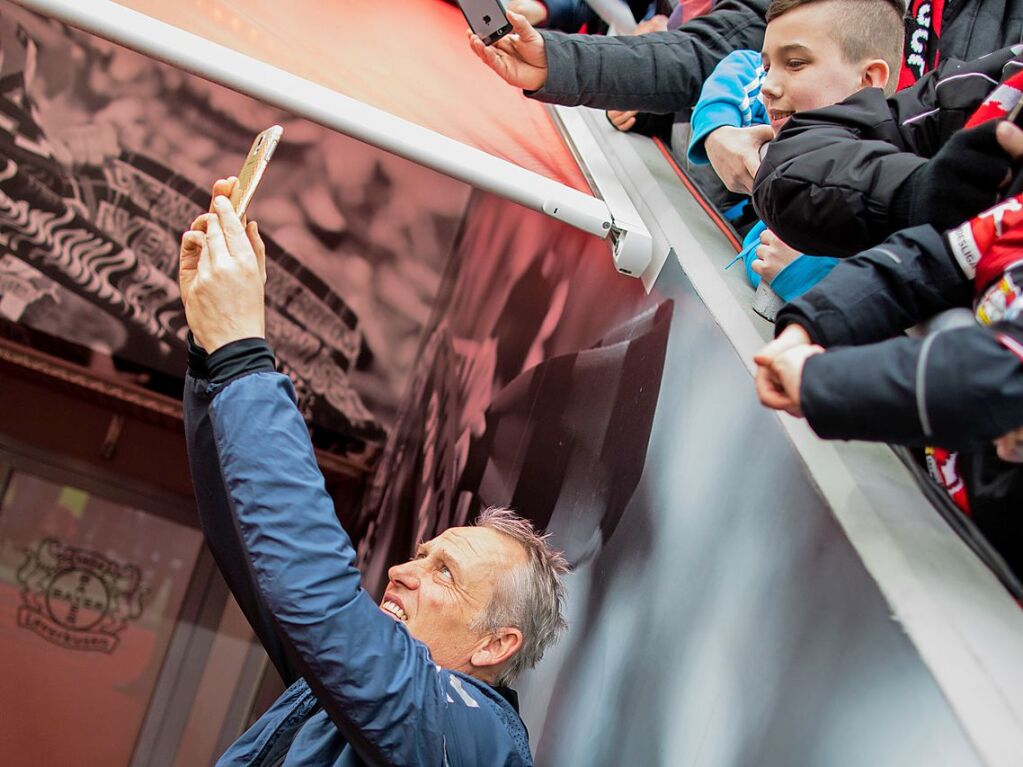 Mrz 2019: Zeit fr ein Selfie nimmt sich der Freiburger Coach gern, so wie vor der Partie in Leverkusen.
