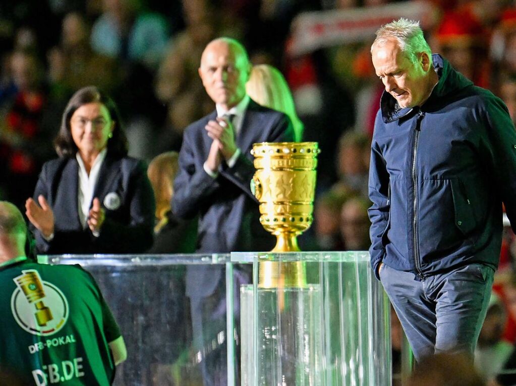 21. Mai 2022: Der Gang vorbei am DFB-Pokal.