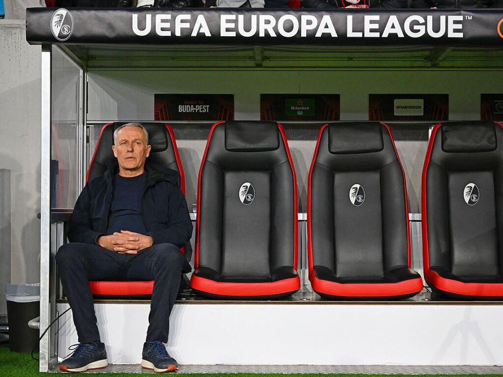 Mrz 2023: Christian Streich sitzt auf der Trainerbank vor dem Rckspiel gegen Juventus Turin.