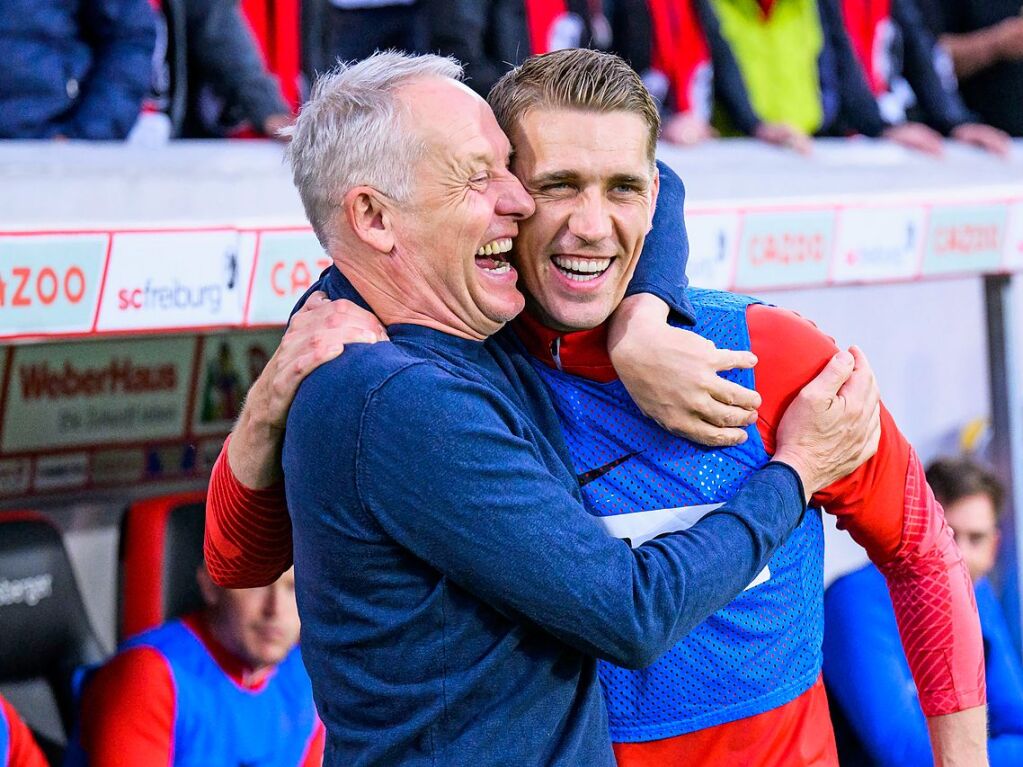 Mai 2023: Eine dicke Umarmung zum Karriereende: Nils Petersen hrt nach achteinhalb Jahren beim Sportclub Freiburg auf, hngt die Fuballschuhe an den Nagel.