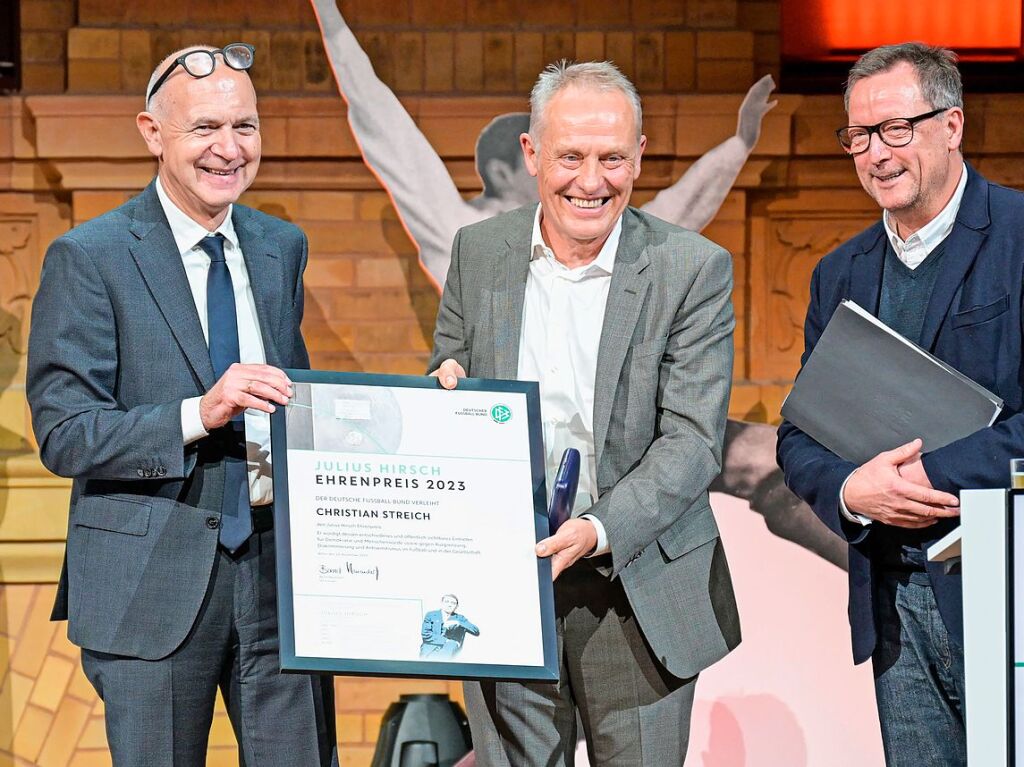 November 2023: Christian Streich erhlt den Ehrenpreis von DFB-Prsident Bernd Neuendorf (l). Mit dem Julius-Hirsch-Preis ehrt der DFB Vereine und Persnlichkeiten fr ihren Einsatz gegen Antisemitismus