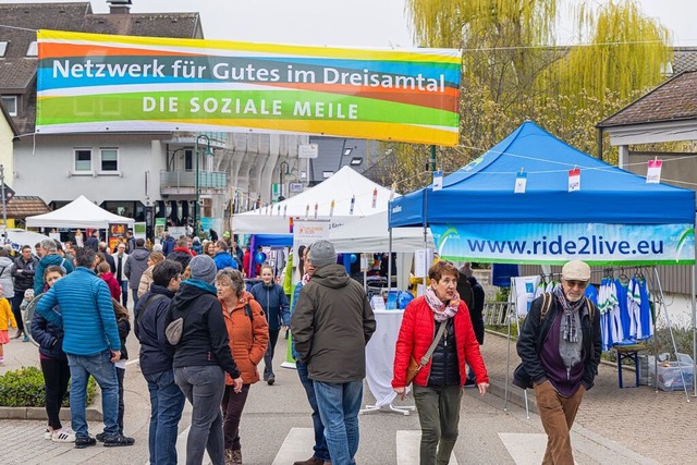 Ein bunter Mix aus Fahrrad-Flohmarkt, ...ntag vielen Menschen nach Kirchzarten.  | Foto: Hubert Gemmert
