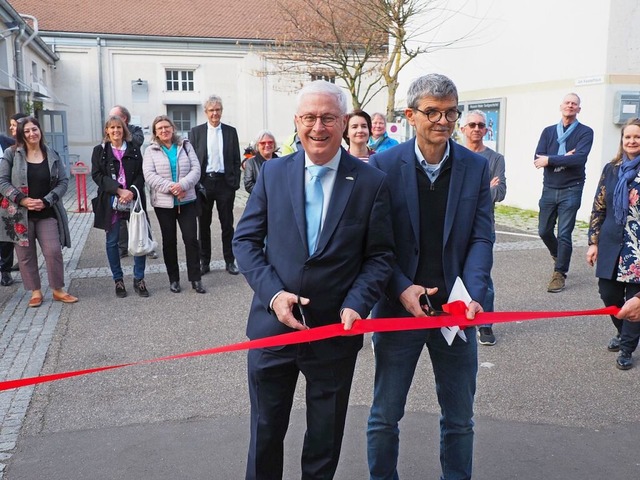 Mit der Durchtrennung eines roten Band...gste verfolgten den symbolischen Akt.  | Foto: Herbert Frey