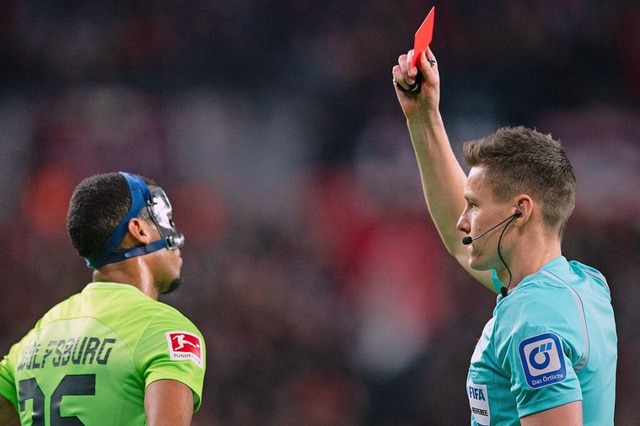 Schiedsrichter Daniel Siebert zeigt de... gegen Leverkusen die Gelb-Rote Karte.  | Foto: Marius Becker (dpa)