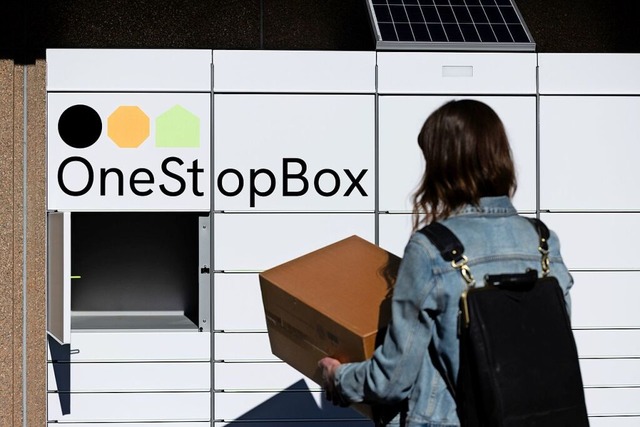 Eine Paketstation von Onestopbox, einer Tochterfirma der Deutschen Post DHL  | Foto: Rolf Vennenbernd (dpa)