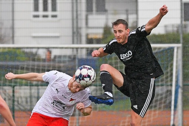 Fuball im Kopf: Jonas Dielin (TuS Kl...er Elfmeter zum 1:0 verschuldet wurde.  | Foto: Gerd Grndl