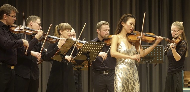 Die Geigenvirtuosin Elly Suh und das J...as Publikum  zu Beifallsstrmen hin.    | Foto: Roswitha Frey