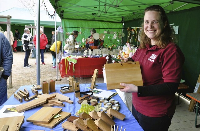 Ein Holzbrettchen mit Messer-Parkplatz... gab&#8217;s Handgefertigtes aus Holz.  | Foto: Ines Bode