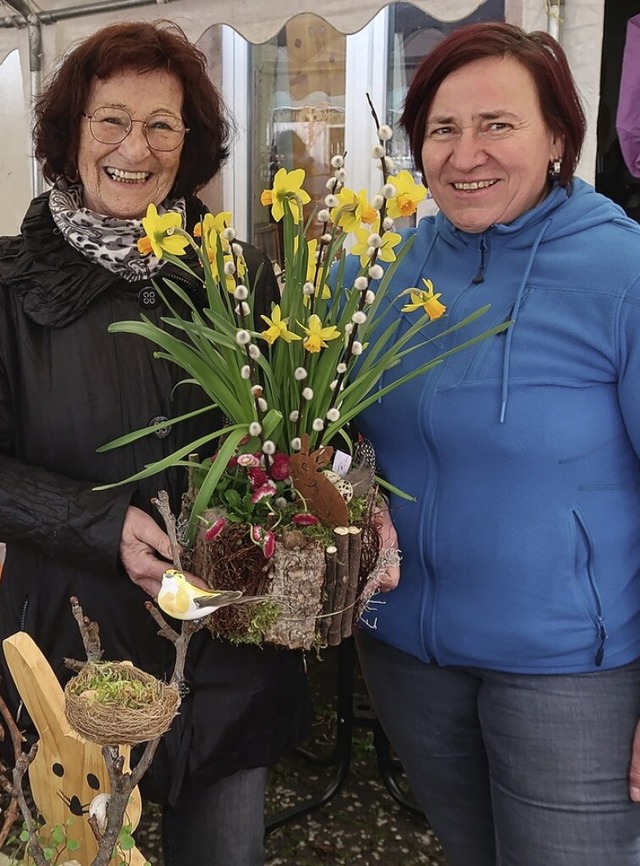 Edeltraud Bartoli und Helga Becherer v...ten die Bastelarbeiten der Landfrauen.  | Foto: Christine Weirich