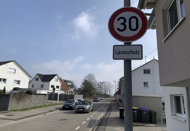 Braucht es parkende Autos, damit Tempo...llenweiler kontrovers diskutiert wird.  | Foto: Simone Hhl