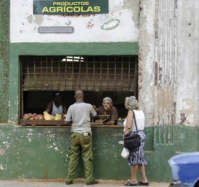 Der Bevlkerung Kubas fehlt es an Lebensmitteln.  | Foto: IMAGO/Chris Cheadle