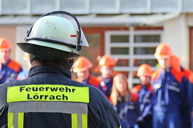 Auf dieser Einsatzjacke steht&#8217;s ...ndert den Namen in Feuerwehr Lrrach.  | Foto: Katharina Kubon