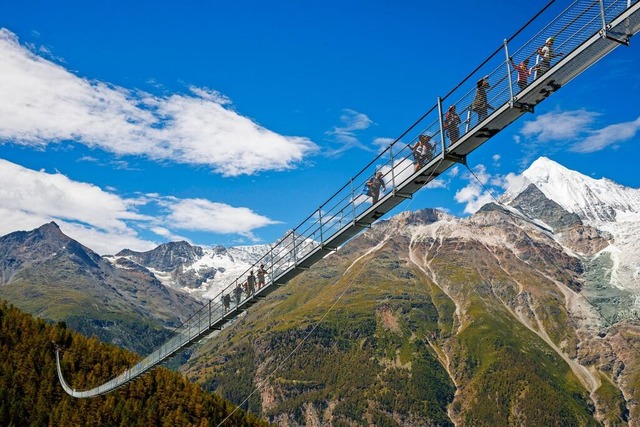 Eine fast 500 Meter lange Hngebrcke ...teils 85 Metern Hhe ber denAbgrund.  | Foto: Valentin Flauraud