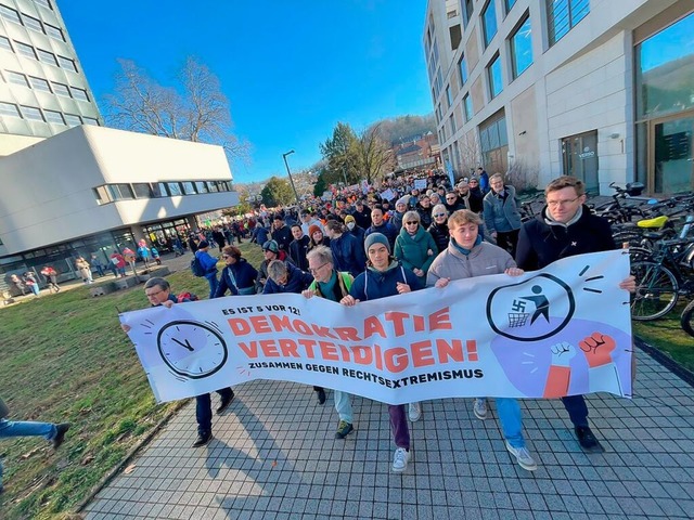 Das Bndnis &#8222;Demokratie verteidi...zur zweiten Kundgebung in Lrrach ein.  | Foto: Barbara Ruda