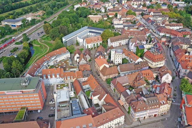 Das Luftbild aus dem Jahr 2019 zeigt a... der Strae  ist das Rathaus zu sehen.  | Foto: Matthias Weniger