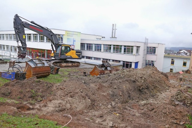 Die Vorarbeiten zum Erweiterungsbau de..., die sich im Boden befinden, verlegt.  | Foto: Stefan Limberger-Andris