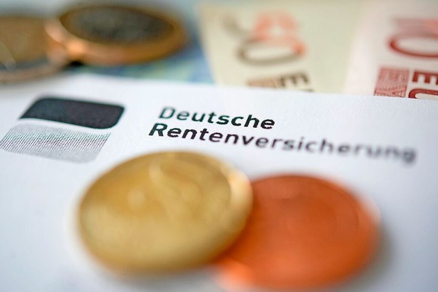 Fr die mehr als 21 Millionen Rentneri...ie Bezge zum 1. Juli um 4,57 Prozent.  | Foto: Marijan Murat (dpa)