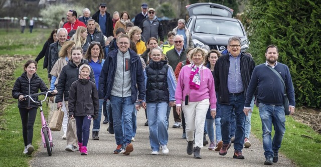 Zahlreiche Familien nutzten den Sonnta...einen Spaziergang fr den guten Zweck.  | Foto: Bernhard Rein